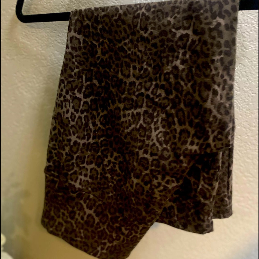 Leopard print, Capri leggings.